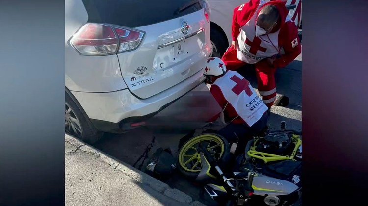 Muere menor motociclista tras choque contra auto