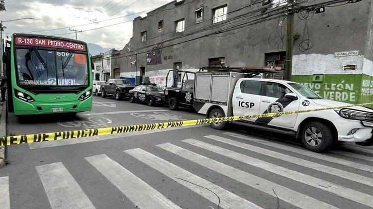 Muere hombre en camión de la ruta 130 en el centro de Monterrey