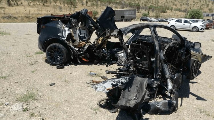 Mueren niños calcinados en Tesla; no pudieron abrir puertas