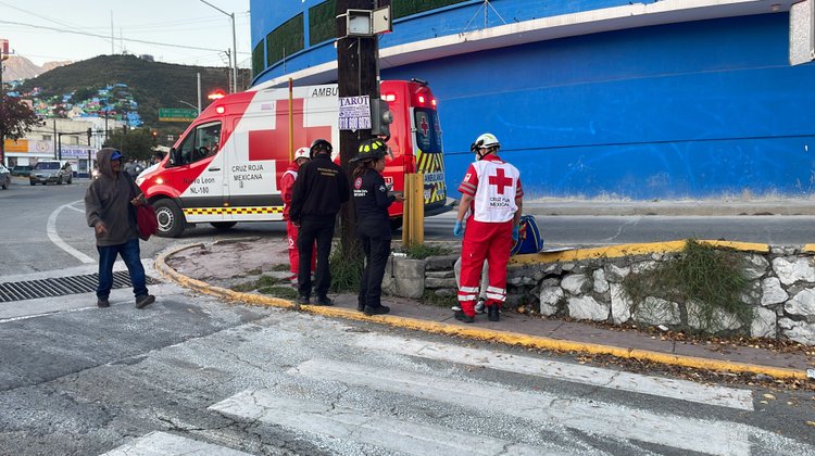 Atropellan a mujer y conductor se da a la fuga en Monterrey