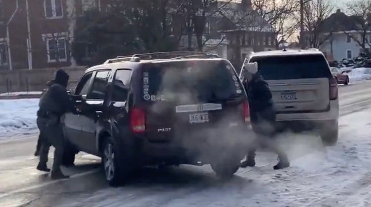 Muere una mujer por disparos de agentes migratorios en Minnesota