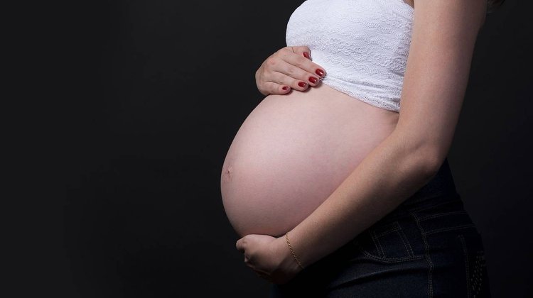 Finge embarazos de 5 hijos y abortos para ¡no trabajar!