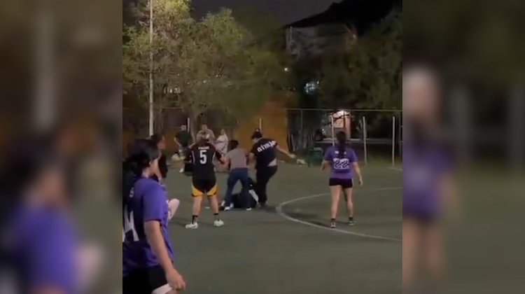 Iba por reconocimiento y termina golpeada en cancha de futbol
