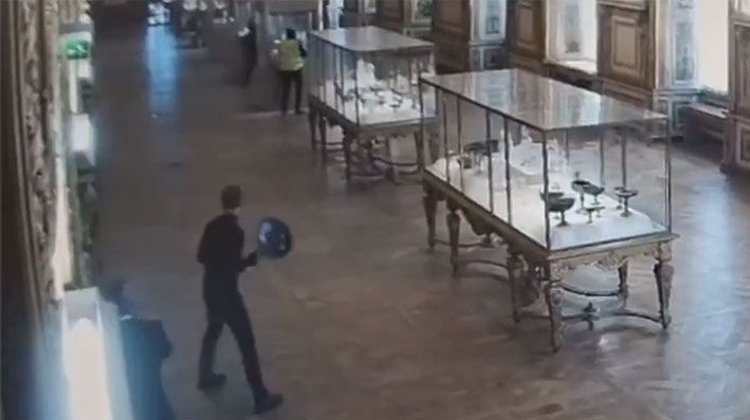 Revelan nuevas imágenes exclusivas del robo al museo de Louvre