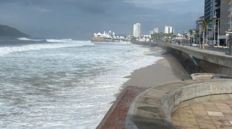 Cierran playas en Sinaloa por oleaje de huracán Priscilla