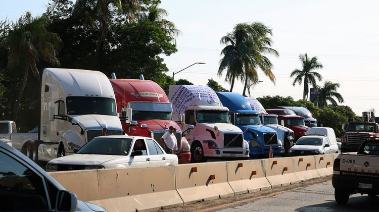 Exigen transportistas diálogo directo con Sheinbaum tras paro