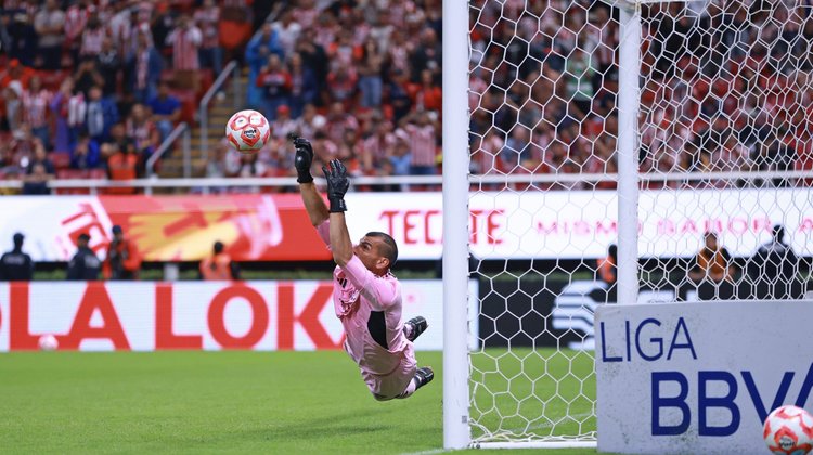 Nahuel cuelga el 'cero' 200 veces pero Tigres no puede con Chivas