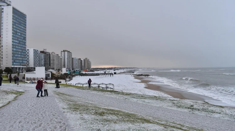 Cubre nevada playas de Argentina por primera vez en una década
