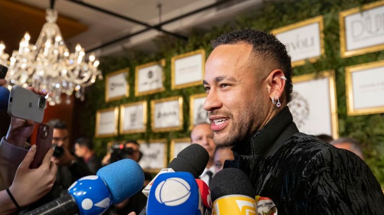 Neymar subasta una zapatilla de oro para recaudar fondos