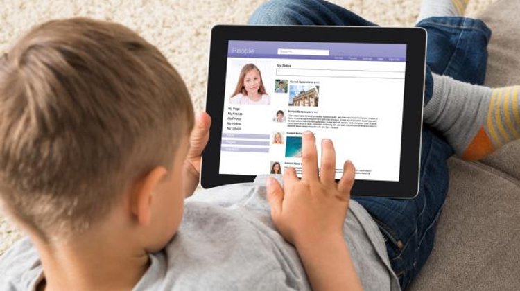 Dinamarca prohibirá a menores de 15 años el acceso a redes