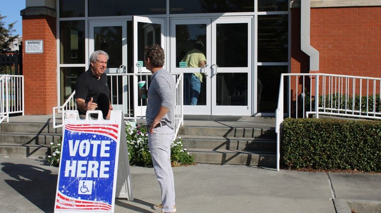 Oficinas electorales de EUA reciben sobres con polvos sospechosos
