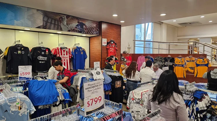 Operativo contra piratería en tienda departamental de Monterrey
