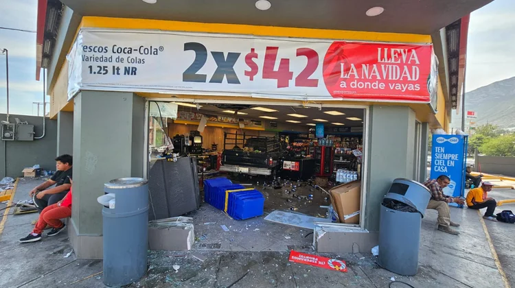 Camioneta sin frenos se mete a tienda Oxxo en Santa Catarina