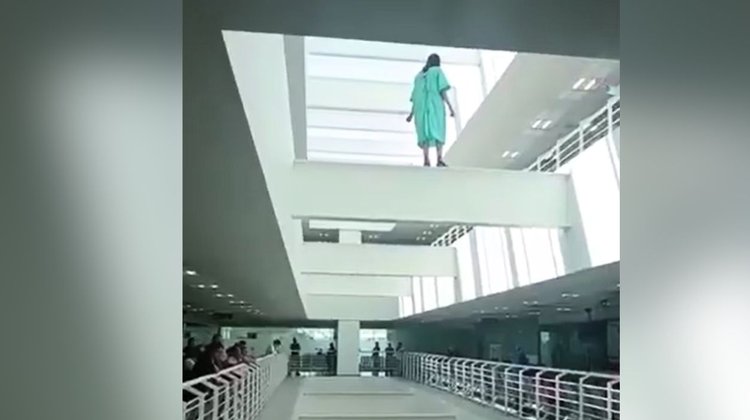 Paciente con crisis emocional sube a viga en hospital del IMSS 