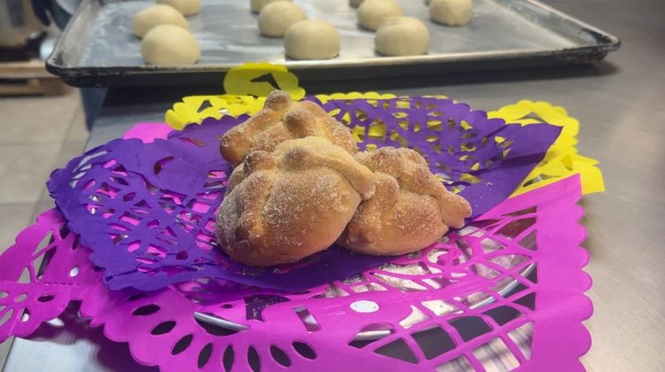 Elaboran pan de muerto en Casa Club del Adulto Mayor en Victoria