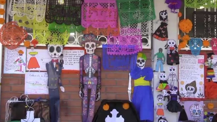 Estudiantes fomentan las tradiciones con Panteón Literario 