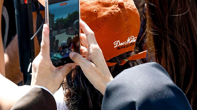 El papa advierte de la adicción al celular y pide poner límites