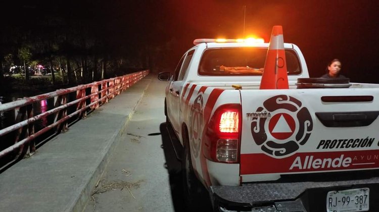 Buscan a pareja arrastrada por la corriente del Río Ramos