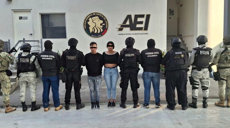 Arrestan a presunto homicida y a una mujer en Santa Catarina