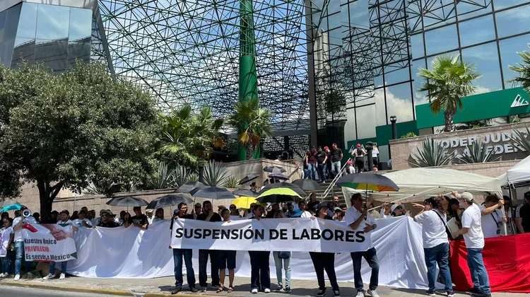 Protestan afuera de tribunales del Poder Judicial