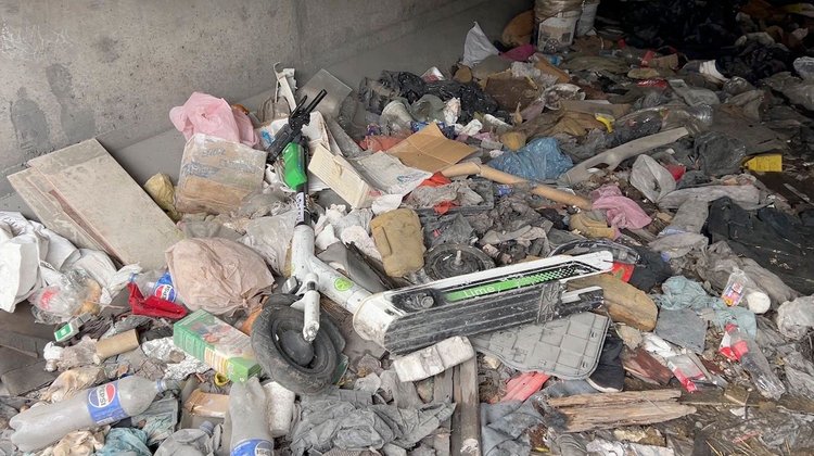 Encuentran scooter desmantelado en túnel usado como basurero