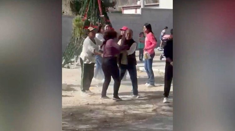 Se agarran a golpes 'lideresas' de Arteaga por roscas de Reyes