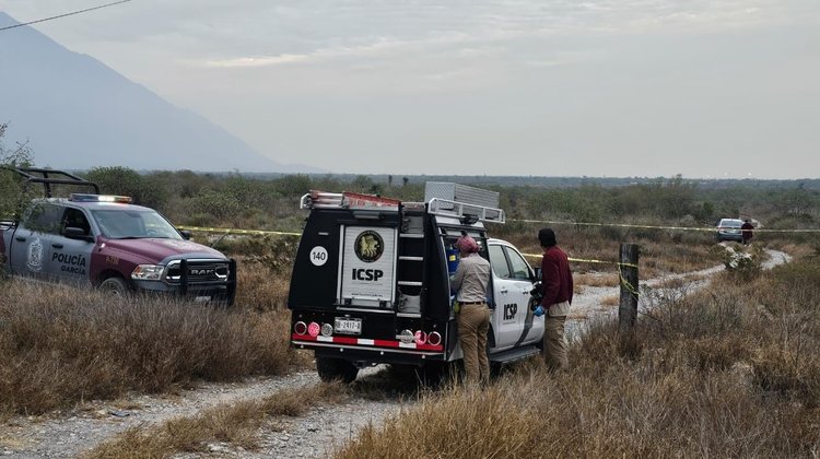 Hallan a hombre asesinado en cajuela de auto en García 