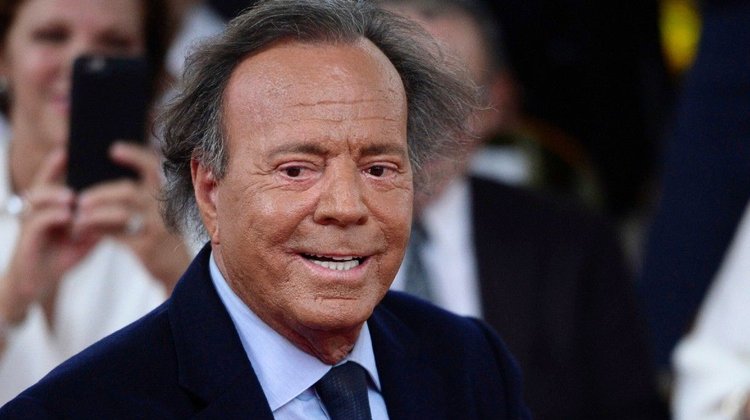 Piden retirar reconocimientos oficiales a Julio Iglesias