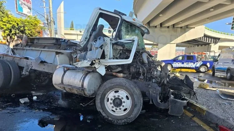Pipa cae desde puente y aplasta dos vehículos en Querétaro