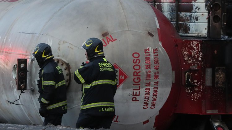 Sube a treinta cifra de fallecidos por explosión de pipa en CDMX