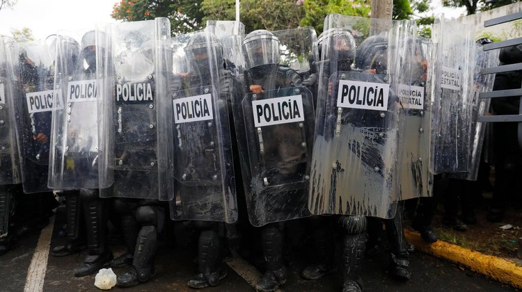 Investigan a 17 policías por abusos en protesta por el agua