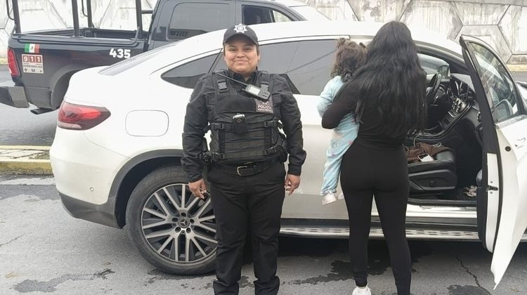 Policía rescata a niña atrapada dentro de un coche