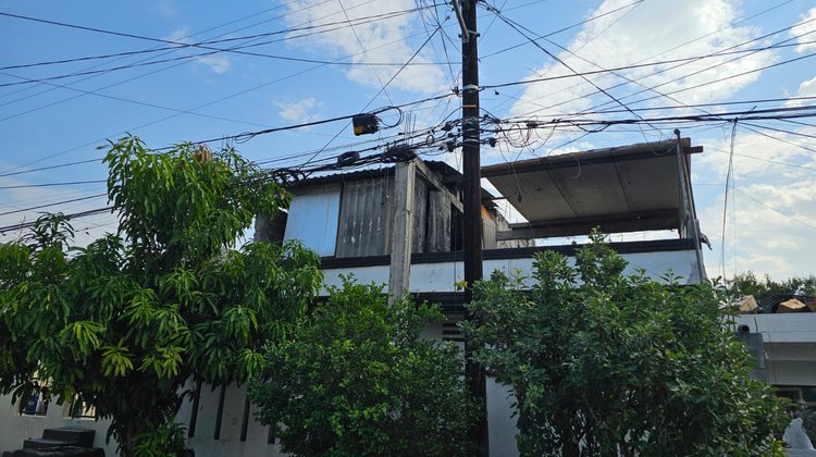 Vecinos denuncian poste a punto de colapsar en San Nicolás