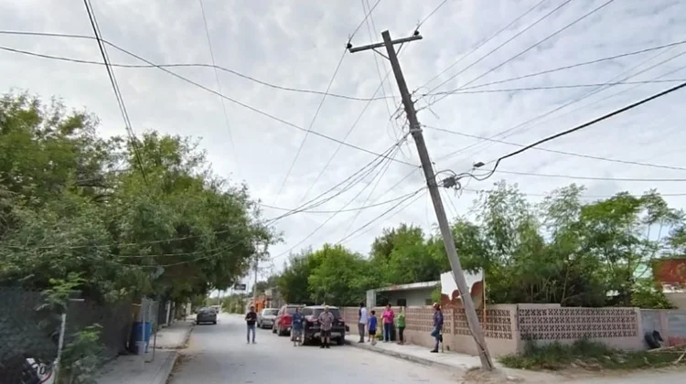 Denuncian poste de CFE a punto de caerse en Pedro J. Méndez