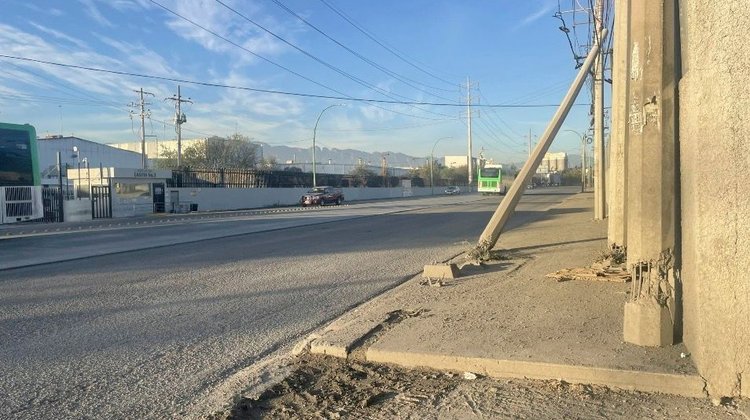 Queda poste de CFE a punto de colapsar en Guadalupe