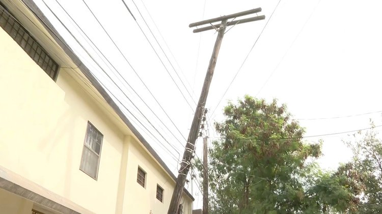 Poste en riesgo de colapso pone en peligro a vecinos 
