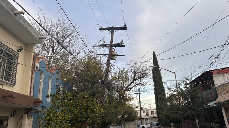 Poste inclinado con transformador mantiene alerta en Escobedo
