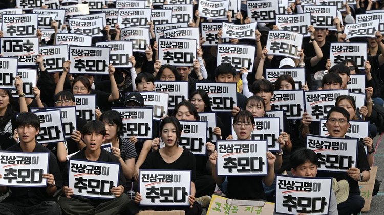 Protestan profesores de Corea del Sur por acoso de padres 