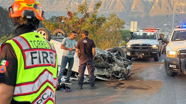 Vuelca auto y deja 5 lesionados en colonia Miravalle