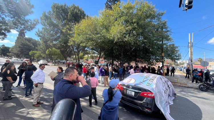 Personal docente realiza protesta laboral en Saltillo