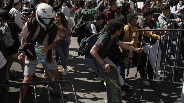 Maestros protestan e intentan derribar vallas en Palacio Nacional