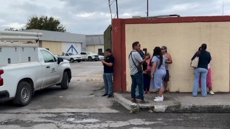 Vecinos protestan por falta de luz y la restablecen horas después