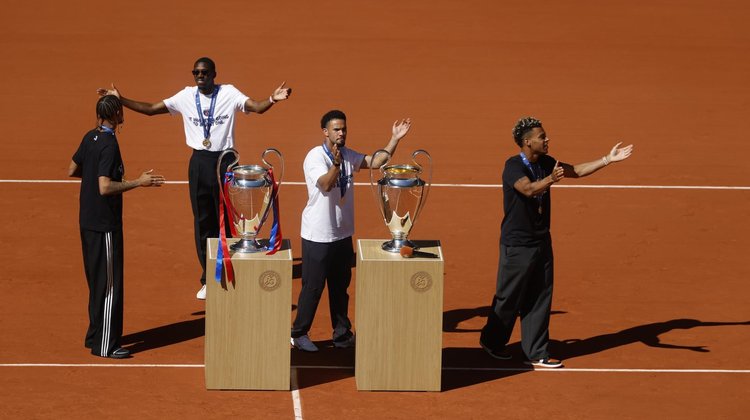 Pasean jugadores del PSG sus copas de Champions en Roland Garros