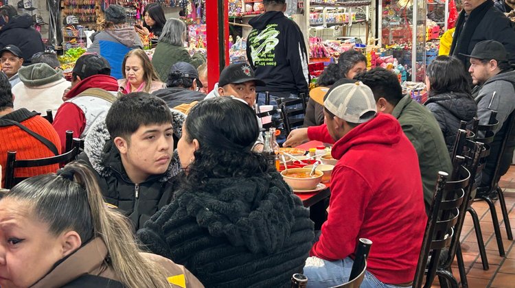 El frío se combate con caldo de res en el Mercado Juárez