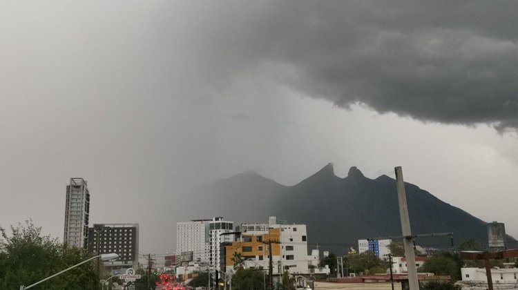 Registran fuertes lluvias en varios puntos del Área Metropolitana