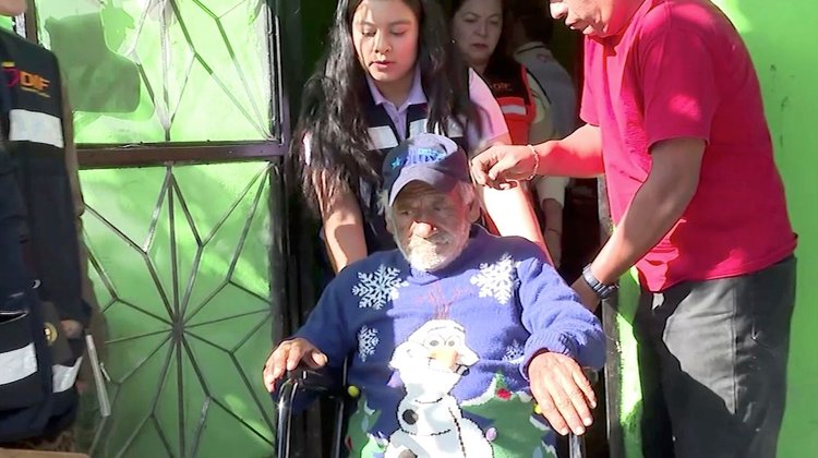 Rescatan a don Carlos de la calle; lo trasladan a albergue