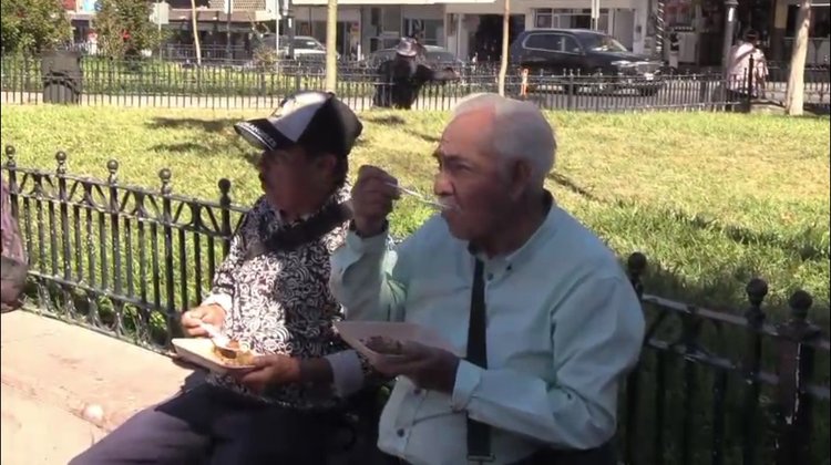 Iglesias de Saltillo regalan comida en la Plaza Victoria