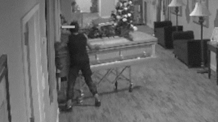 Captan a mujer robando ataúd con cuerpo dentro en funeraria