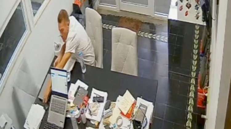 Cliente roba computadora de negocio en el centro de Monterrey 