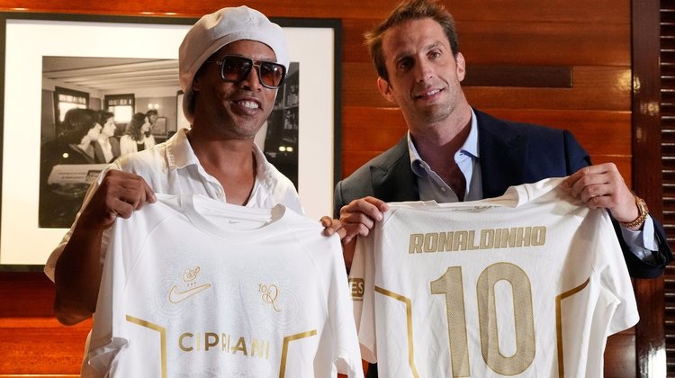 Ronaldinho vuelve al futbol a los 46 años y jugará en Italia